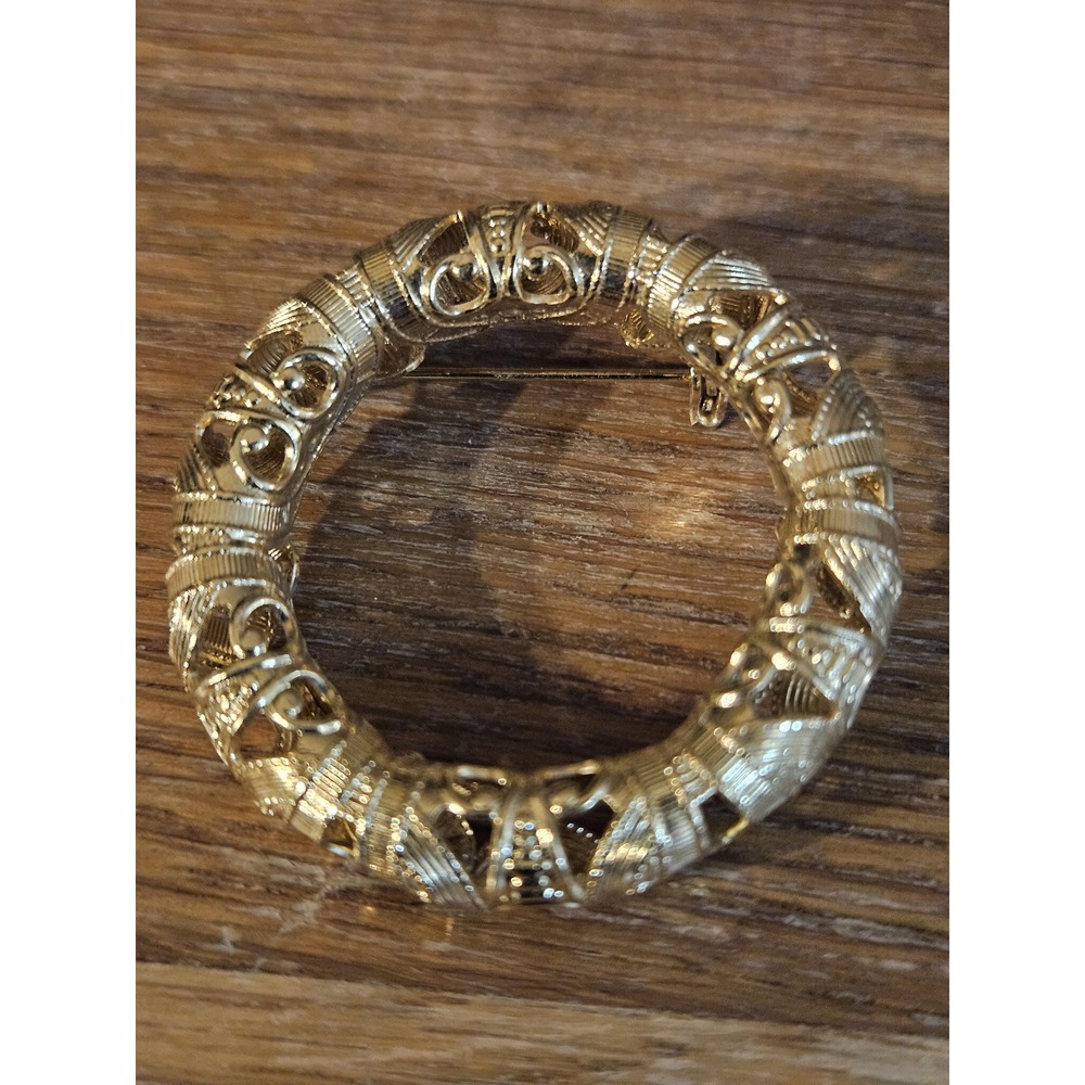 Vintage Gold Tone Wreath Brooch Ornate Openwork Filigree Circle Costume Jewelry